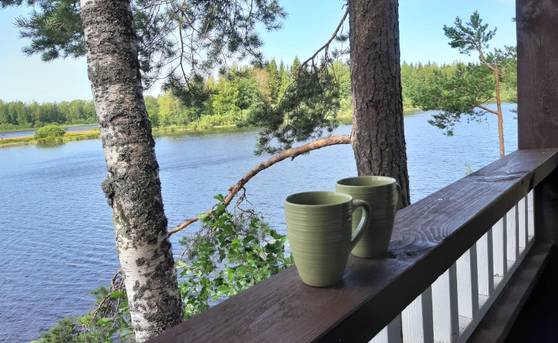mökit järven rannalla
