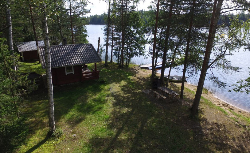 mökki omalla pihalla