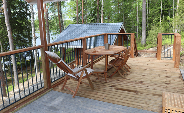 mökki järvenrannalla